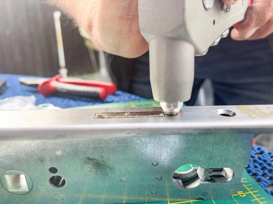 Schlüsseldienst Techniker repariert Mehrfachverriegelung auf der Werkbank