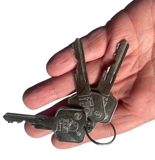 Mitarbeiter hält Schlüsselkopie auf der Hand