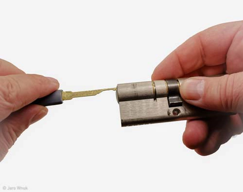 Monteur repariet Schloss mit Pick Türöffnung - Werkzeug